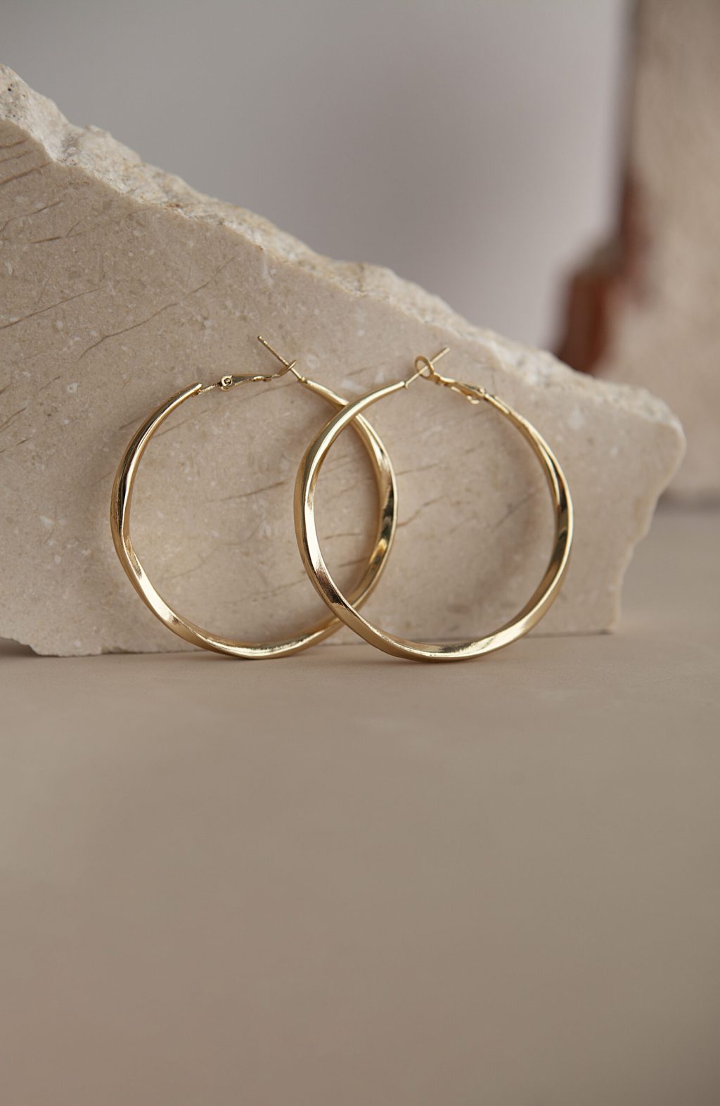 aesthetic-golden-earrings-arrangement